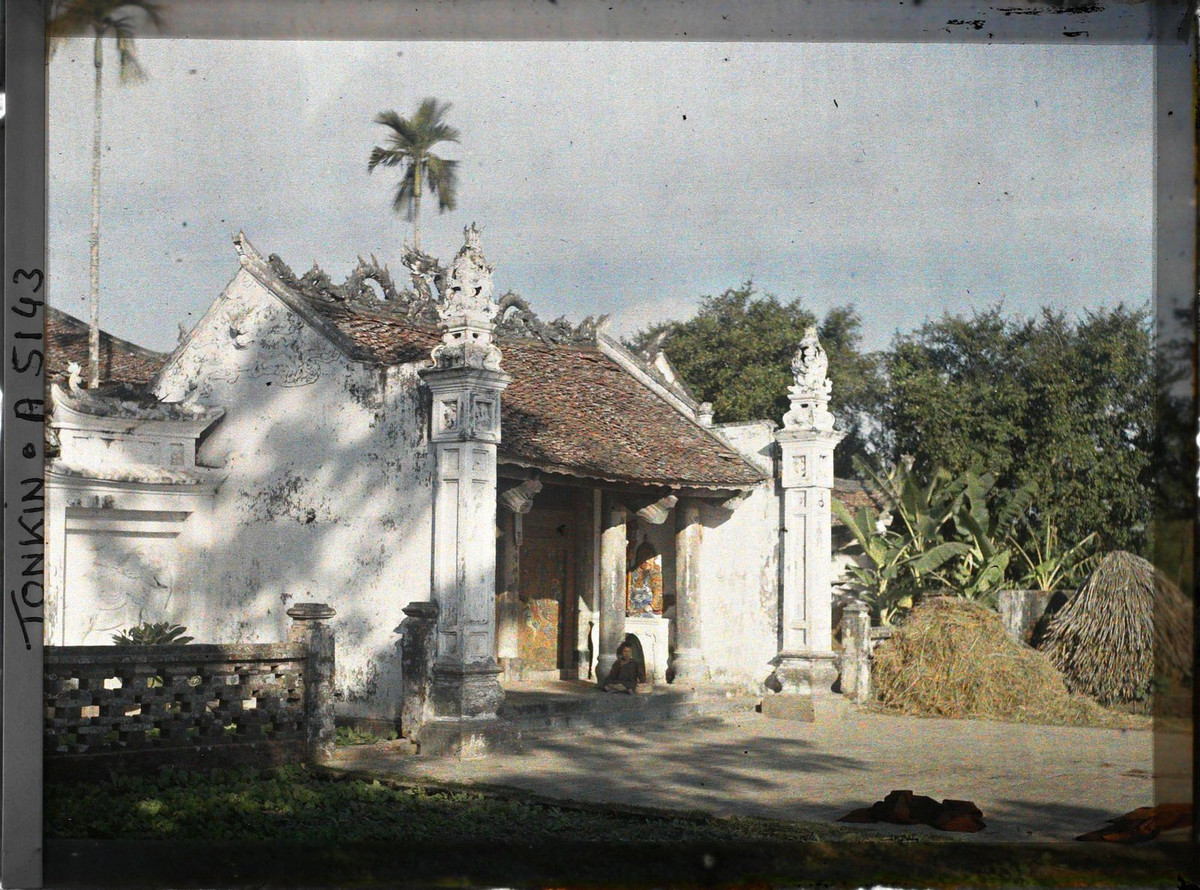 Góc ảnh khác về cổng tam quan của đình Thanh Trì xưa. Người Pháp gọi ngôi đình này là "chùa Lò mổ" (pagode de l' abattoir), có lẽ do gần đình có một cơ sở giết mổ gia súc.