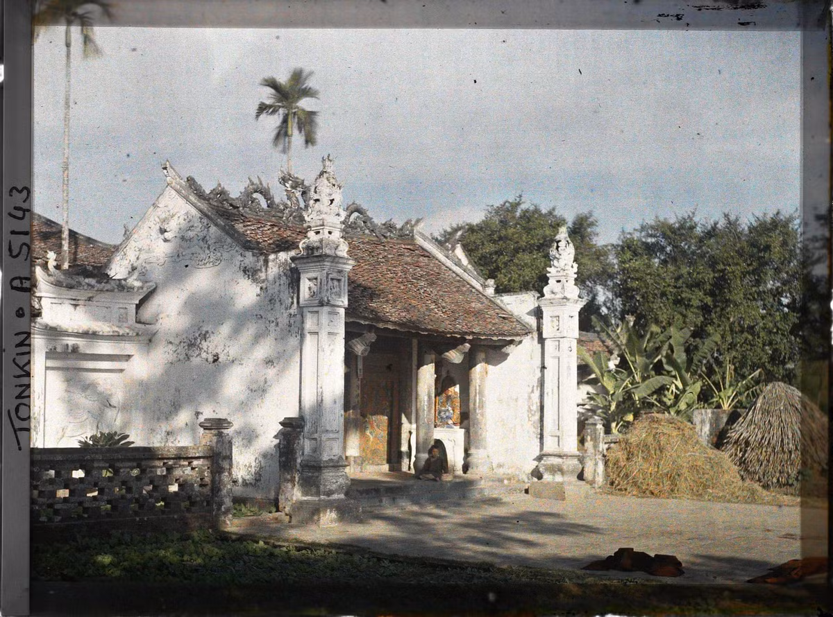 Góc ảnh khác về cổng tam quan của đình Thanh Trì xưa. Người Pháp gọi ngôi đình này là "chùa Lò mổ" (pagode de l' abattoir), có lẽ do gần đình có một cơ sở giết mổ gia súc.