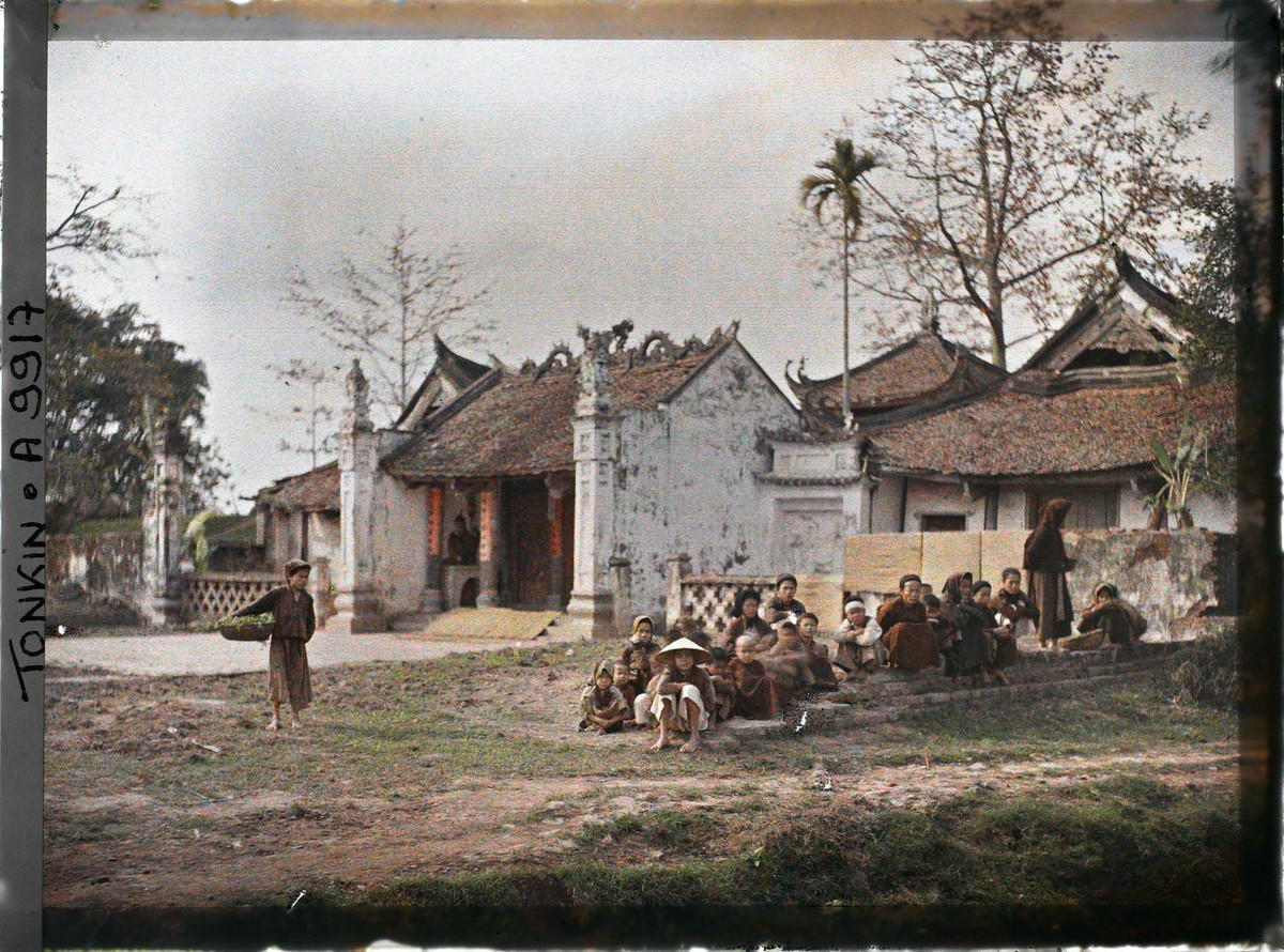 Dân làng tề tựu ngoài đình.