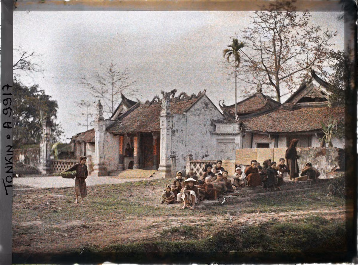 Dân làng tề tựu ngoài đình.