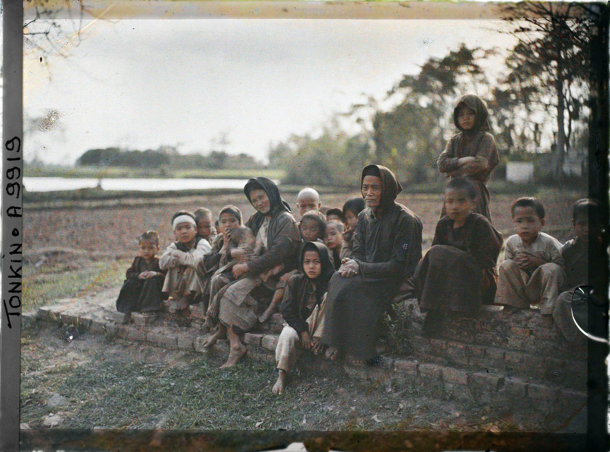 Ngày nay cảnh vật đã thay đổi đến mức không thể nhận ra, và những người trong ảnh đều đã trở thành người thiên cổ. Nhưng con cháu của họ vẫn sinh sống ở mảnh đất Thanh Trì giàu truyền thống văn hóa lịch sử...