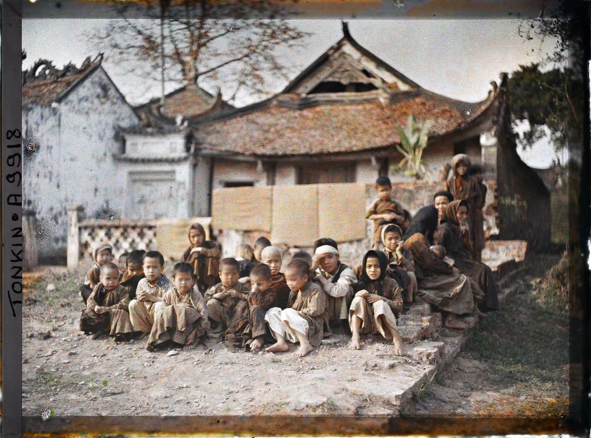 Những đứa trẻ ngỡ ngàng khi được chụp hình.