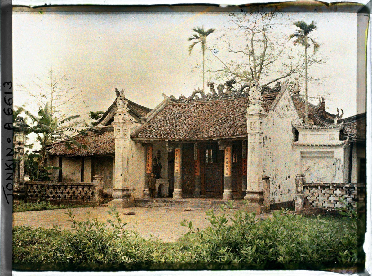 Cổng tam quan của đình làng Thanh Trì ở ngoại thành Hà Nội năm 1914-1915. Địa chỉ của ngôi đình ngày nay là ngõ 924 Nguyễn Khoái, phường Thanh Trì, quận Hoàng Mai, Hà Nội. Ảnh: Léon Busy / Collections.albert-kahn.hauts-de-seine.fr.