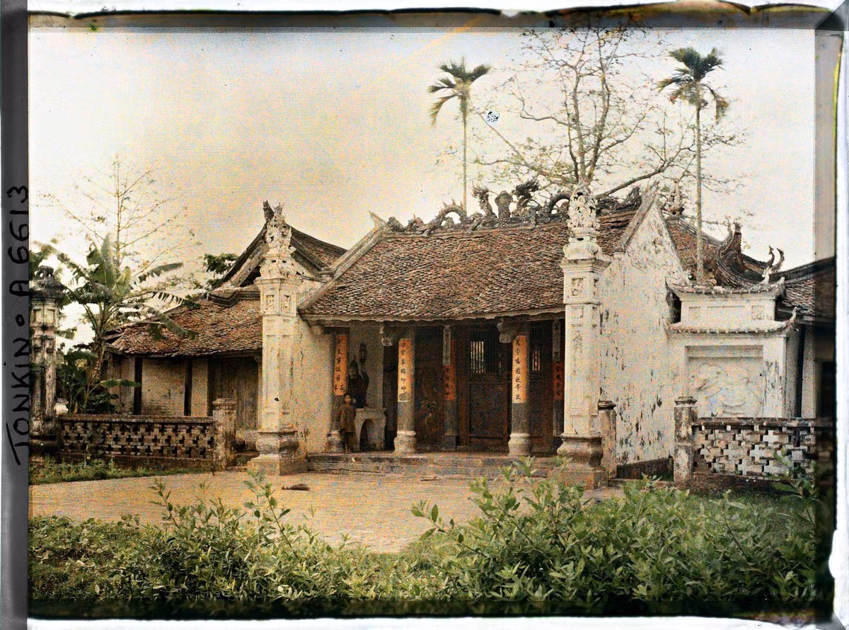 Cổng tam quan của đình làng Thanh Trì ở ngoại thành Hà Nội năm 1914-1915. Địa chỉ của ngôi đình ngày nay là ngõ 924 Nguyễn Khoái, phường Thanh Trì, quận Hoàng Mai, Hà Nội. Ảnh: Léon Busy / Collections.albert-kahn.hauts-de-seine.fr.