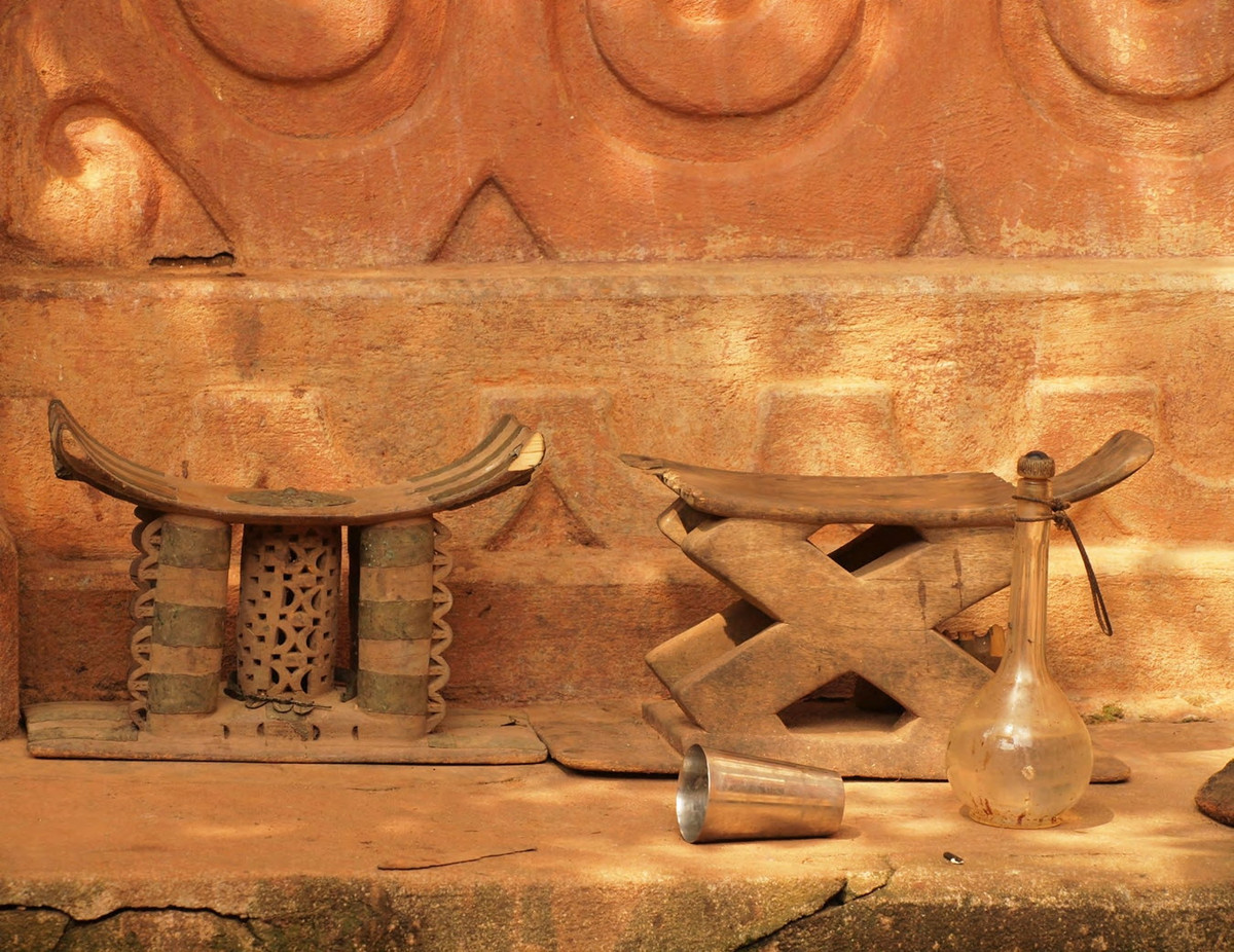 Nhiều vật phẩm gắn với văn hóa truyền thống địa phương được trưng bày trong các ngôi nhà Asante. Ảnh: World Monument Fund.