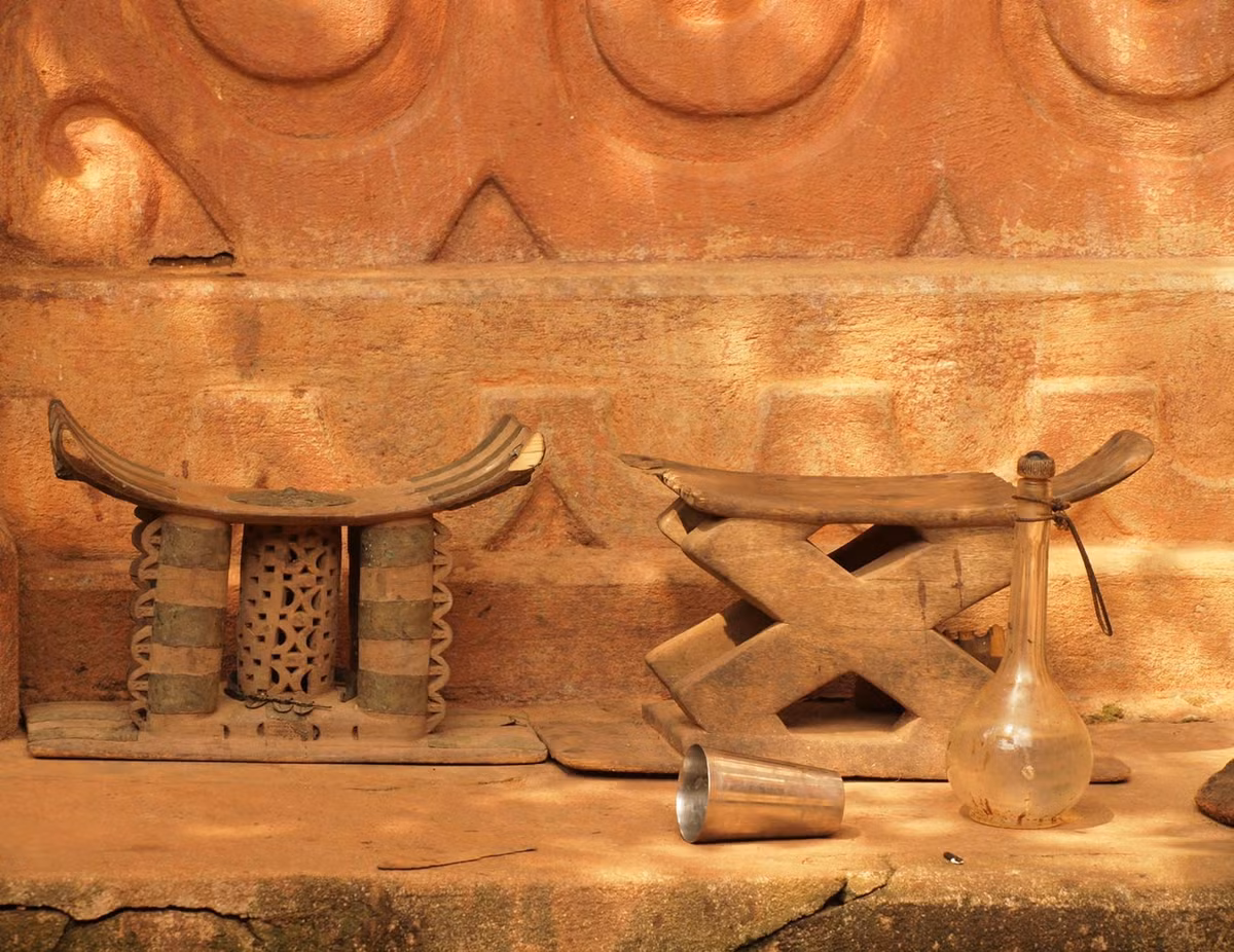 Nhiều vật phẩm gắn với văn hóa truyền thống địa phương được trưng bày trong các ngôi nhà Asante. Ảnh: World Monument Fund.