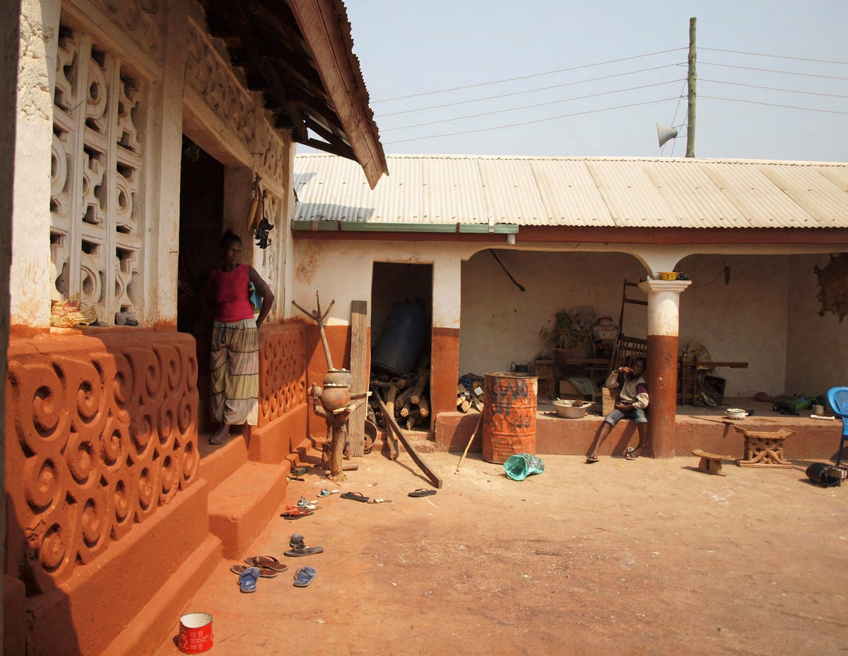 Nét đặc sắc của nhà truyền thống Asante là hệ thống trang trí phù điêu độc đáo tô điểm cho các bức tường. Ảnh: World Monument Fund.