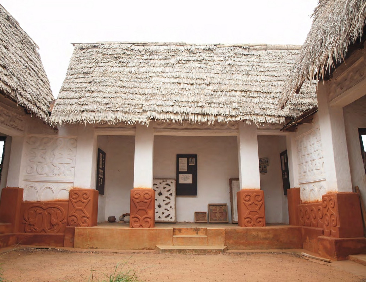 Các ngôi nhà phong cách Asante từng là nhà ở và đền thờ vào thế kỷ 18 và 19, trong thời kỳ hoàng kim của đế chế Ashanti - một quốc gia của tộc người Akan tồn tại từ năm 1701-1901 ở khu vực ngày nay là Ghana. Ảnh: World Monument Fund.