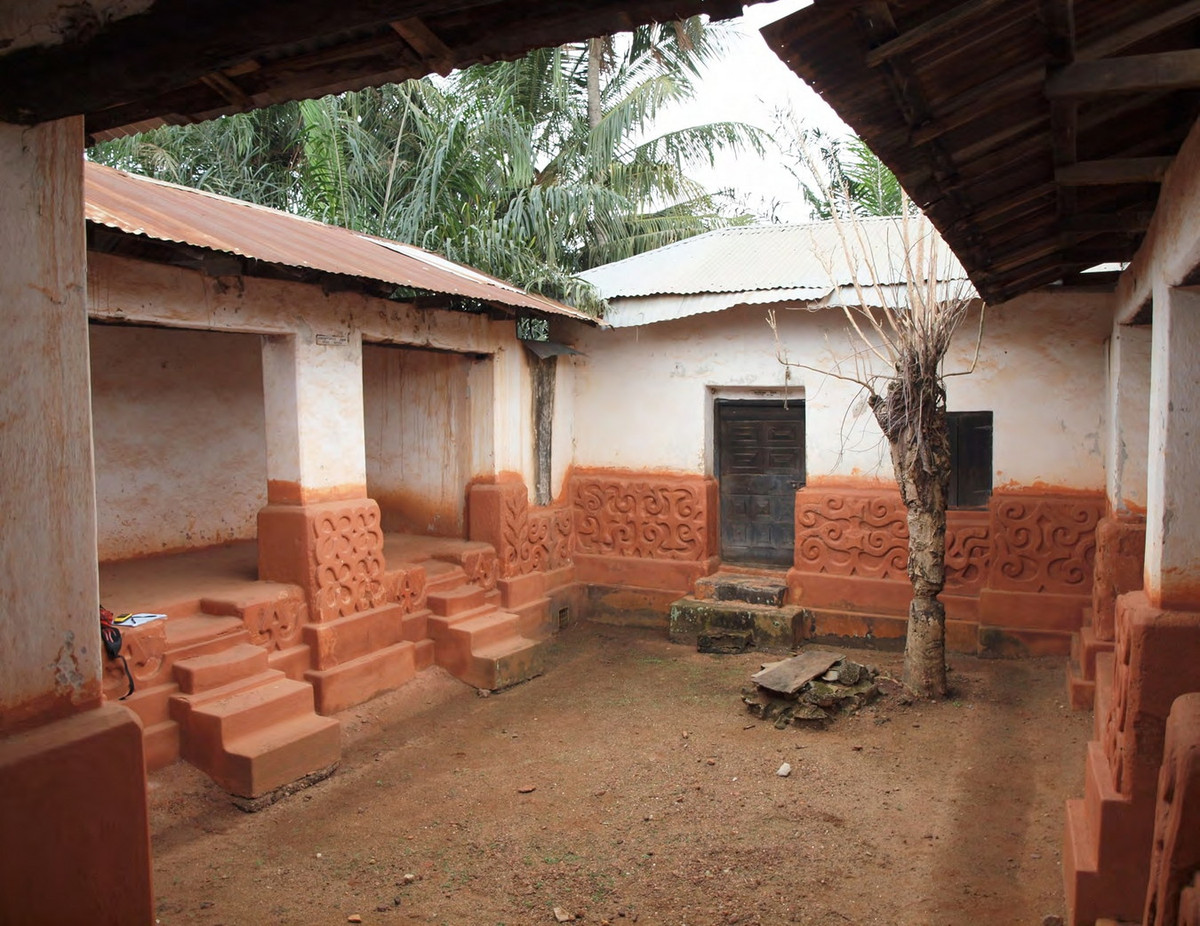 Những ngôi nhà này có cấu trúc khá thuần nhất với 4 dãy nhà bao quanh một khoảng sân rộng, được xây dựng bằng gỗ, tre, thạch cao bùn và mái lợp bằng lá. Ảnh: World Monument Fund.