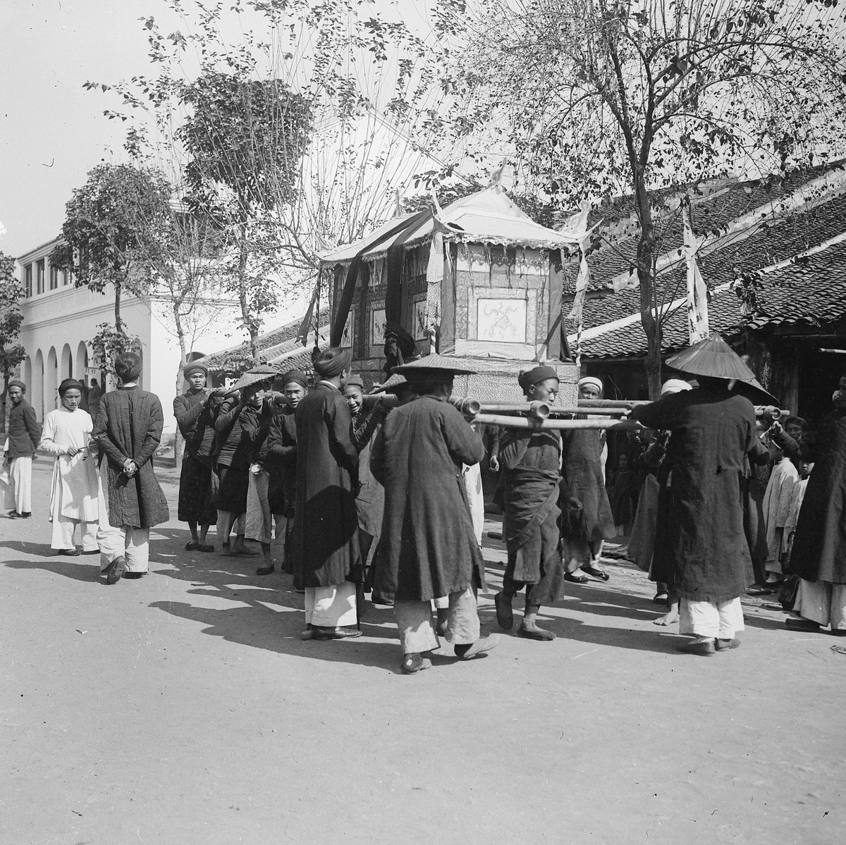 Cỗ quan tài được rước trên phố trong một đám tang ở Cao Bằng.