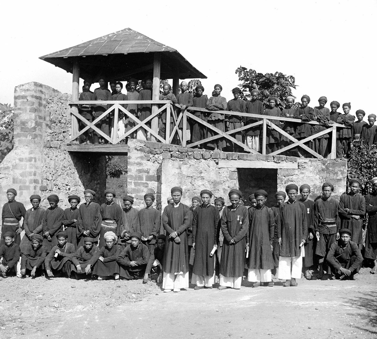 Quan lại và doanh nhân tụ họp tại một sự kiện ở Tà Lùng, nay thuộc địa phận huyện Quảng Hòa, tỉnh Cao Bằng.