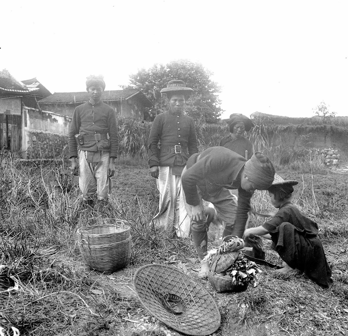 Cán bộ hải quan địa phương kiểm tra thúng của một nông dân ở khu vực gần biên giới Trung Quốc.