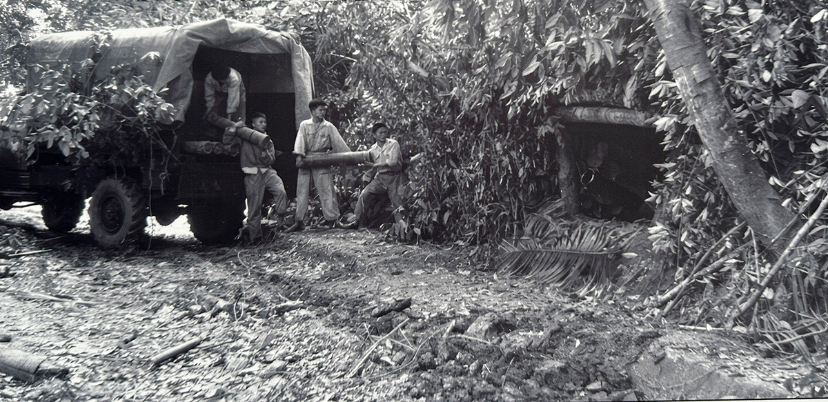 Chuyển đạn vào hầm pháo tại mặt trận Điện Biên Phủ.