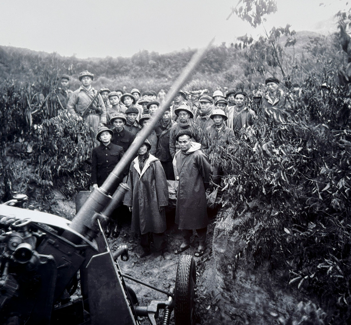 Đại tướng Võ Nguyên Giáp thăm trận địa pháo 37mm sau chiến công bắn rơi máy bay B29 đầu tiên của Pháp.