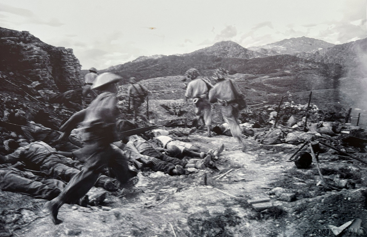 Bộ đội tấn công đồn Him Lam.