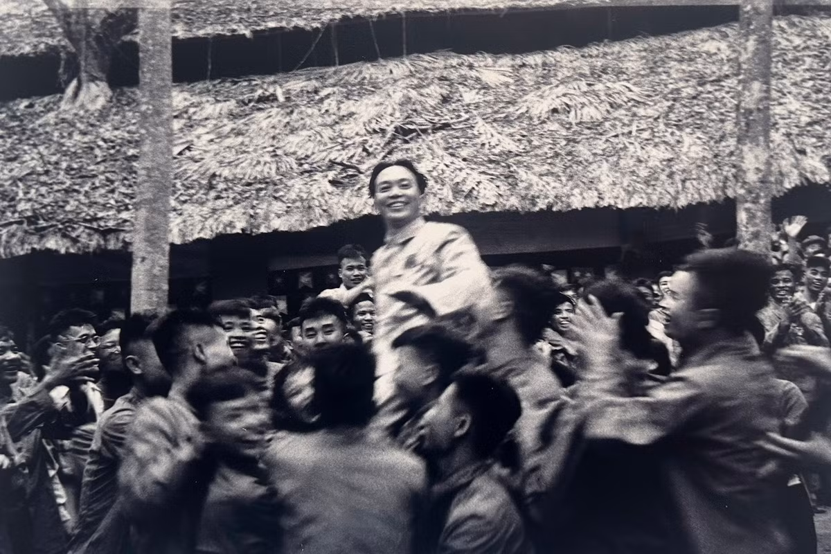 Niềm vui chiến thắng của các chiến sĩ Điện Biên Phủ, mọi người công kênh vị chỉ huy mến yêu.