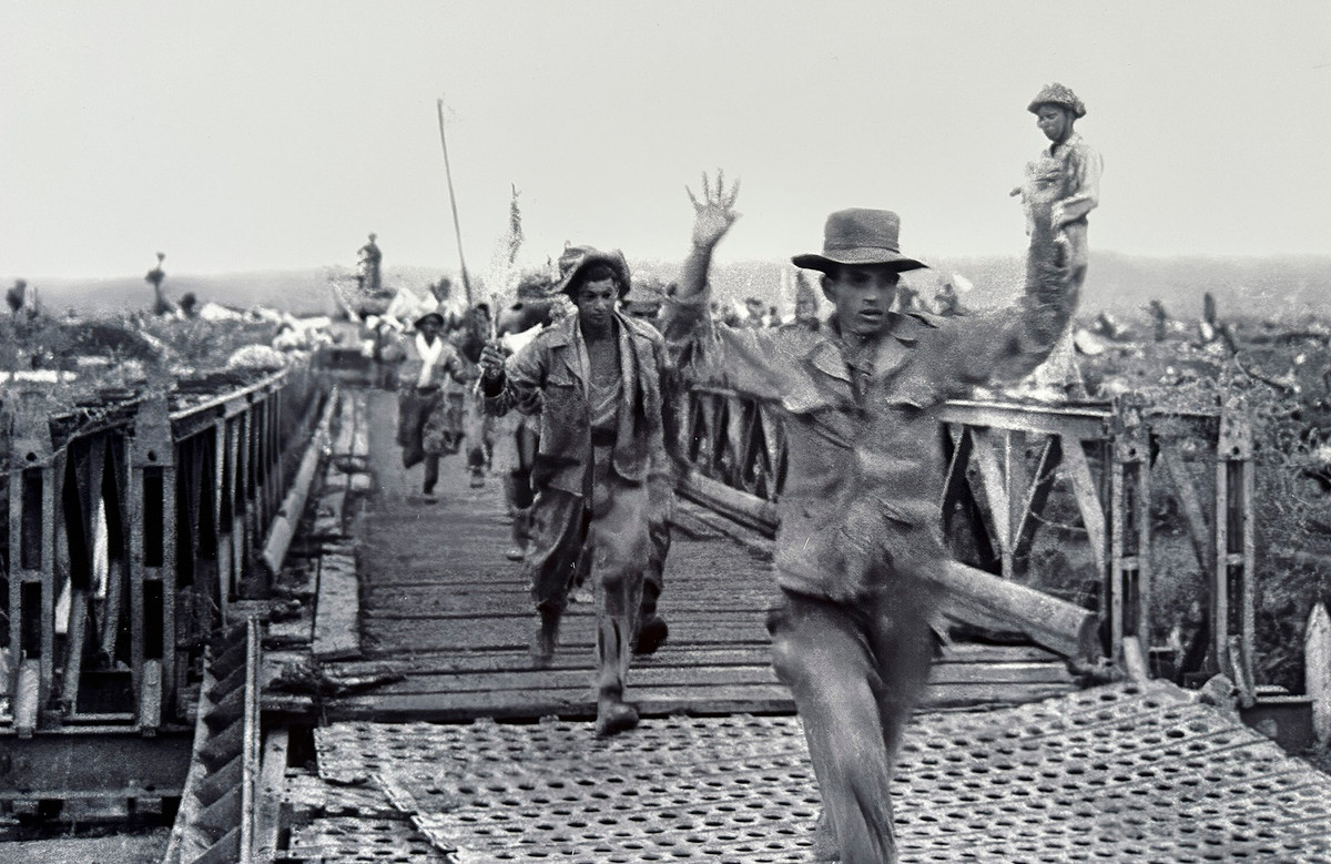 Quân Pháp ra hàng trên cầu Mường Thanh.