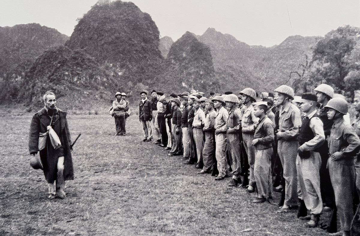 Bác Hồ và toàn quân trong thời điểm chuẩn bị xuất phát tấn công đồn Đông Khê 1950.