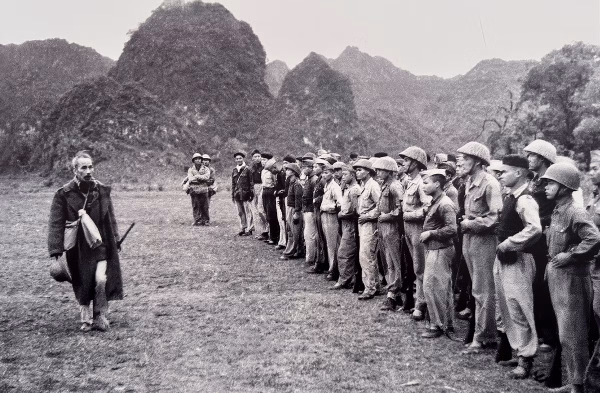 Bác Hồ và toàn quân trong thời điểm chuẩn bị xuất phát tấn công đồn Đông Khê 1950.
