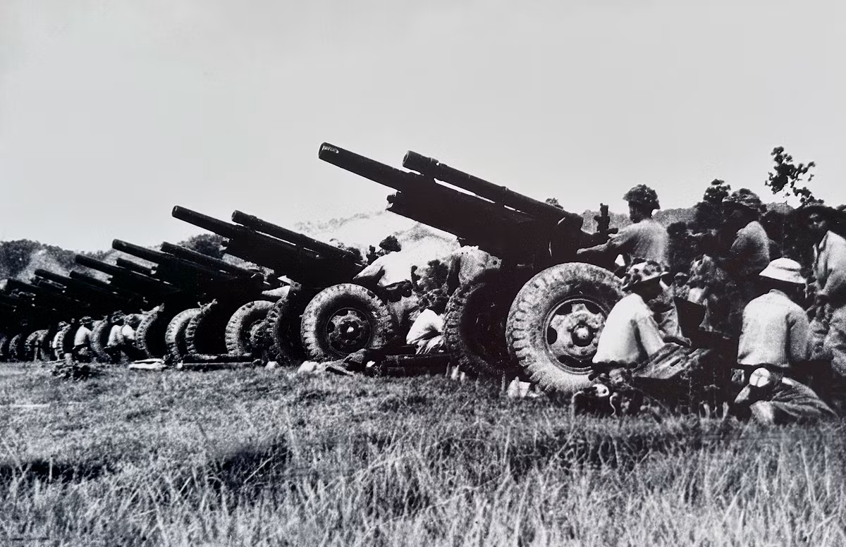 Đơn vị lựu pháo 105mm hùng hậu chuẩn bị ra chiến trường Điện Biên Phủ.