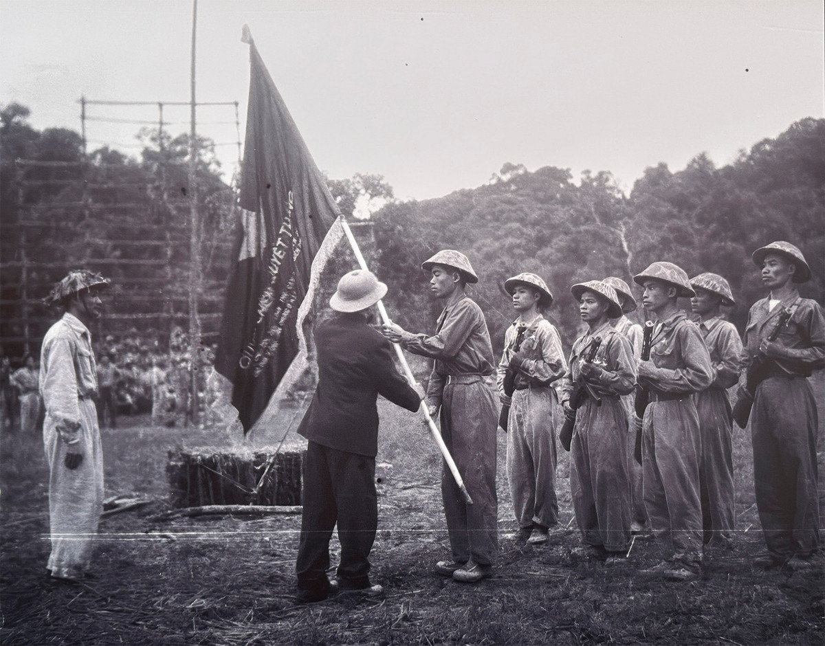 Đại tướng Võ Nguyên Giáp trao cờ Quyết chiến quyết thắng, giải thưởng luân lưu của Chủ tịch Hồ Chí Minh cho tướng Đàm Quang Trung, Đại đoàn phó 312 trước giờ tấn công đồi Him Lam.