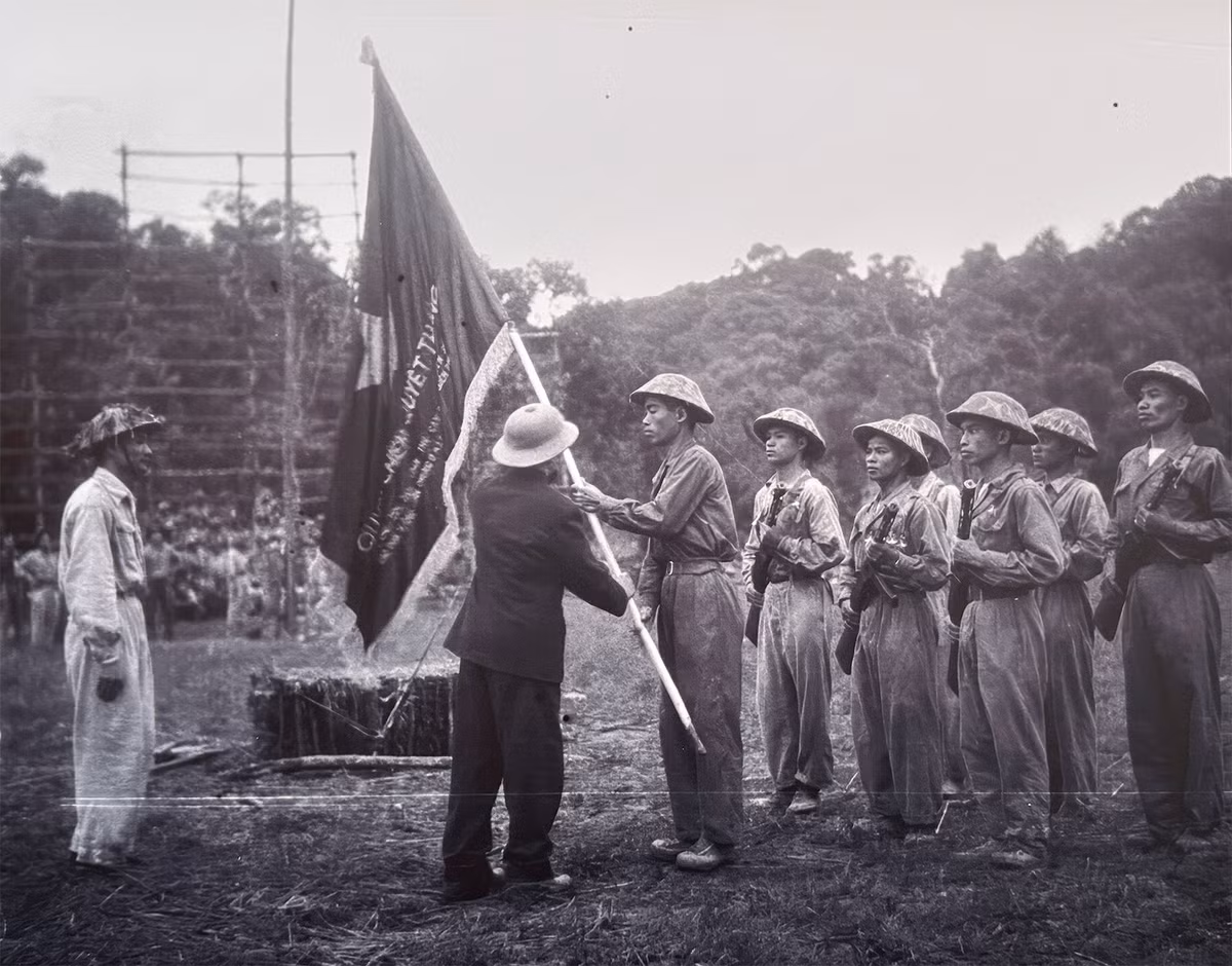 Đại tướng Võ Nguyên Giáp trao cờ Quyết chiến quyết thắng, giải thưởng luân lưu của Chủ tịch Hồ Chí Minh cho tướng Đàm Quang Trung, Đại đoàn phó 312 trước giờ tấn công đồi Him Lam.