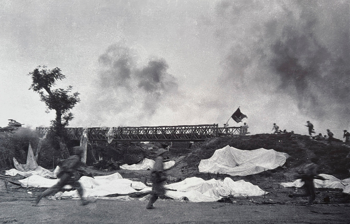 Quân ta đánh chiếm cầu Mường Thanh tiến thẳng vào trung tâm Mường Thanh.