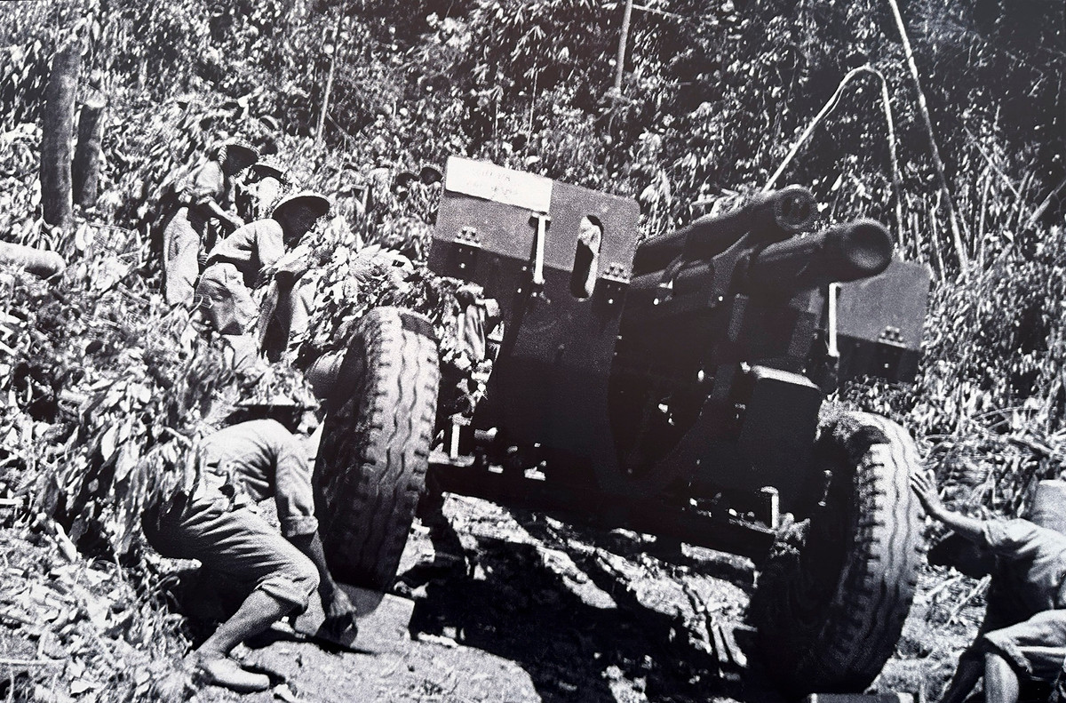 Kéo pháo vào mặt trận Điện Biên Phủ.