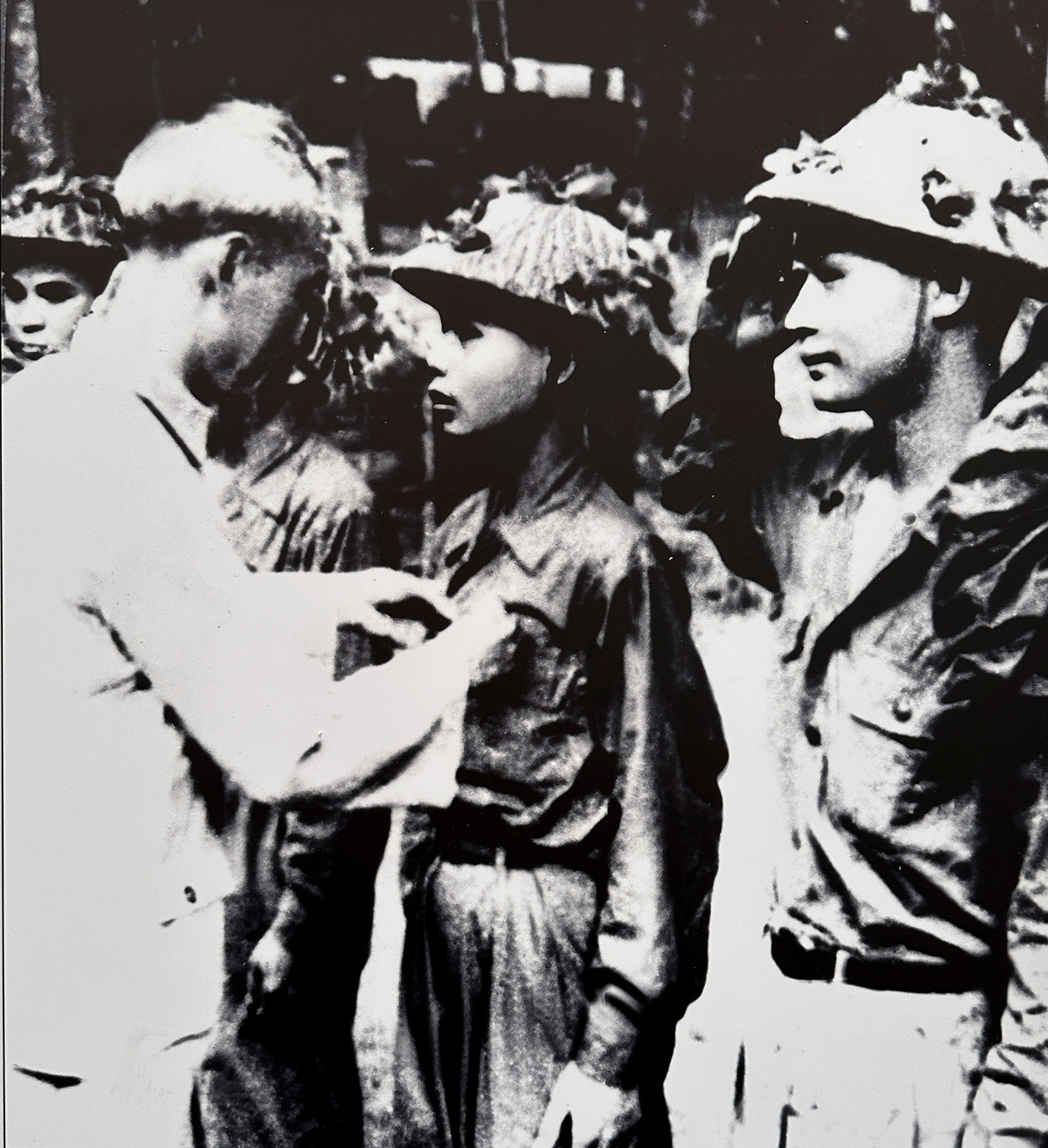 Bác Hồ gắn huy hiệu Chiến sỹ Điện Biên cho chiến sỹ Hoàng Đăng Vinh, là người trực tiếp bắt sống tướng De Castries.