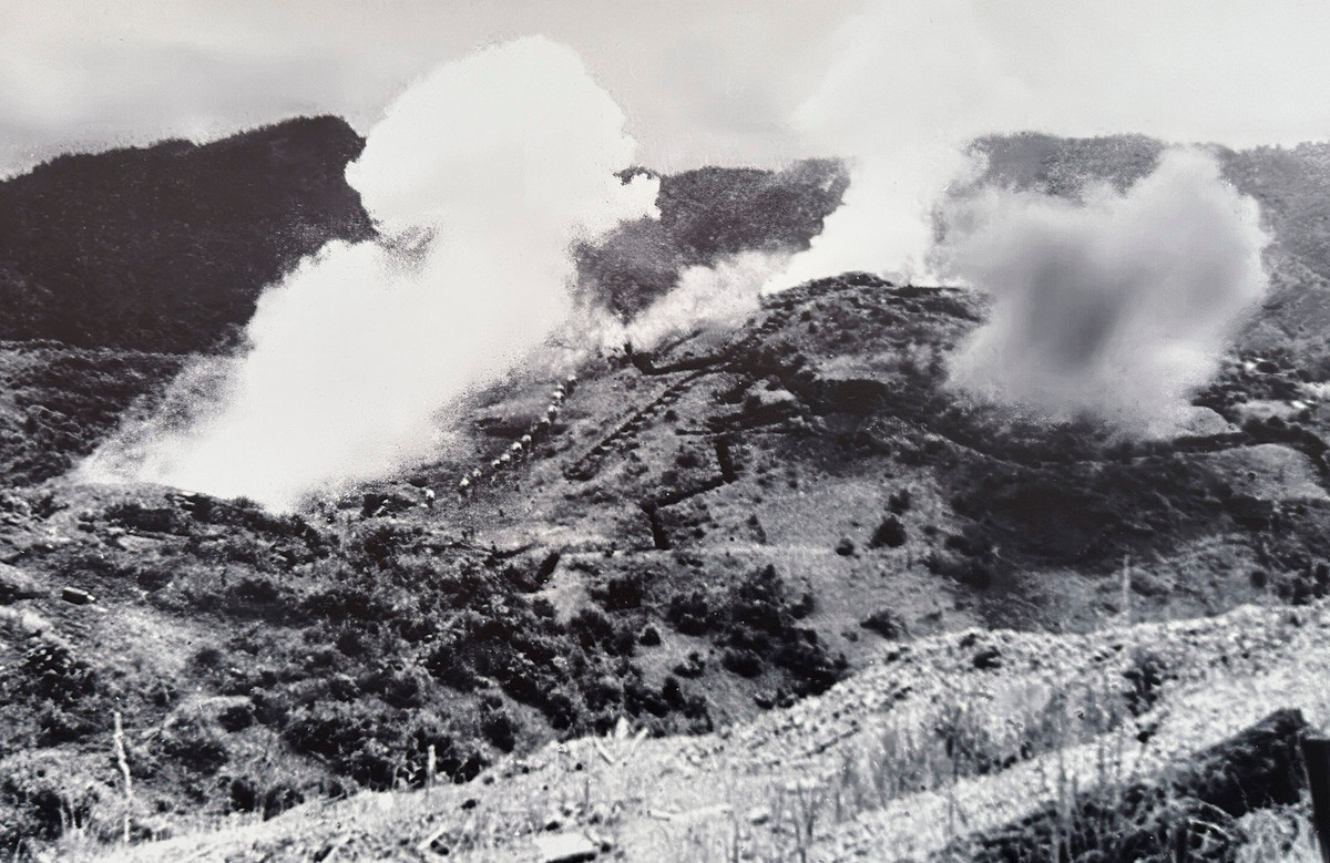 Pháo binh ta bắn trúng từ loạt đạn đầu vào đồn Pháp trên đồi Him Lam.