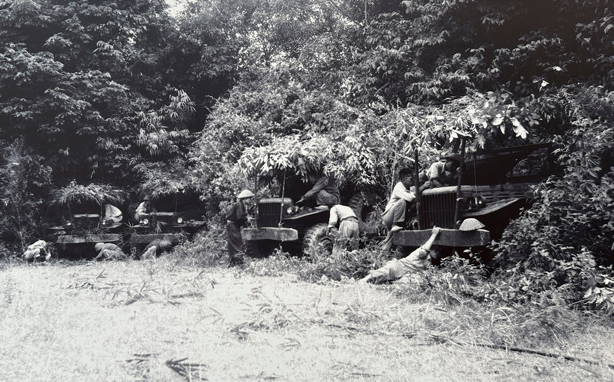 Đoàn xe hậu cần phục vụ Chiến dịch Điện Biên Phủ chuẩn bị xuất phát.