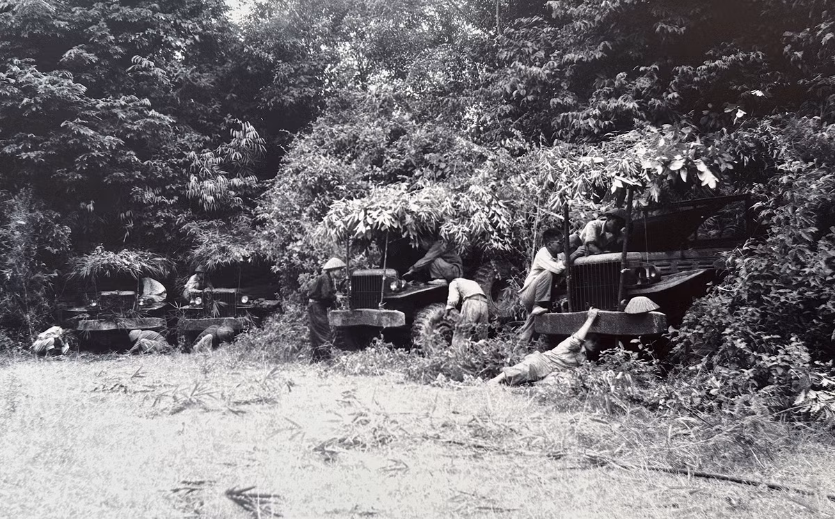 Đoàn xe hậu cần phục vụ Chiến dịch Điện Biên Phủ chuẩn bị xuất phát.