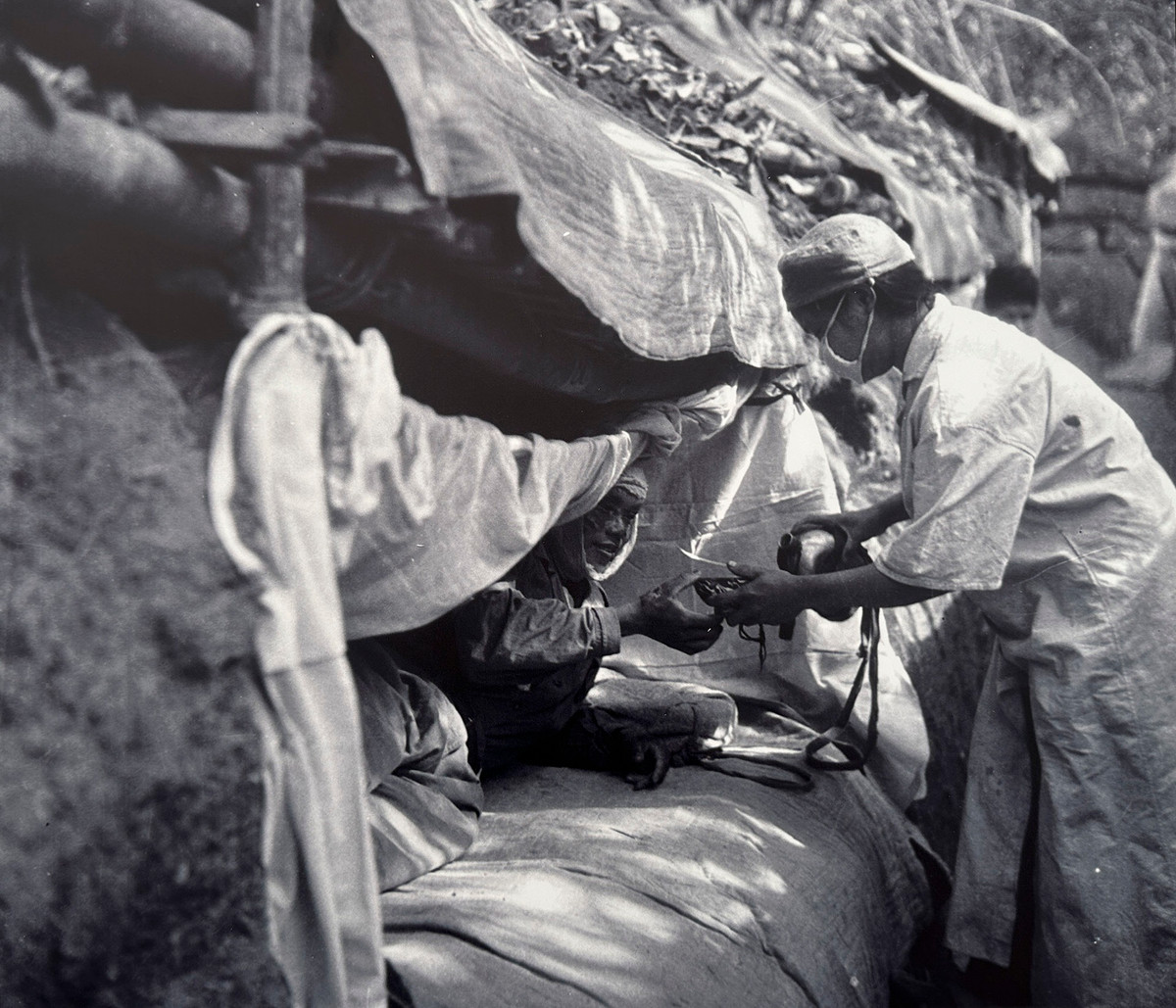 Một trạm quân y dưới chiến hào.