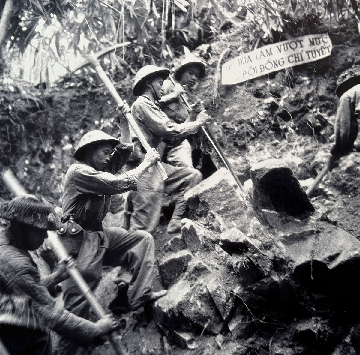 Bộ đội công binh mở đường vào Điện Biên Phủ.