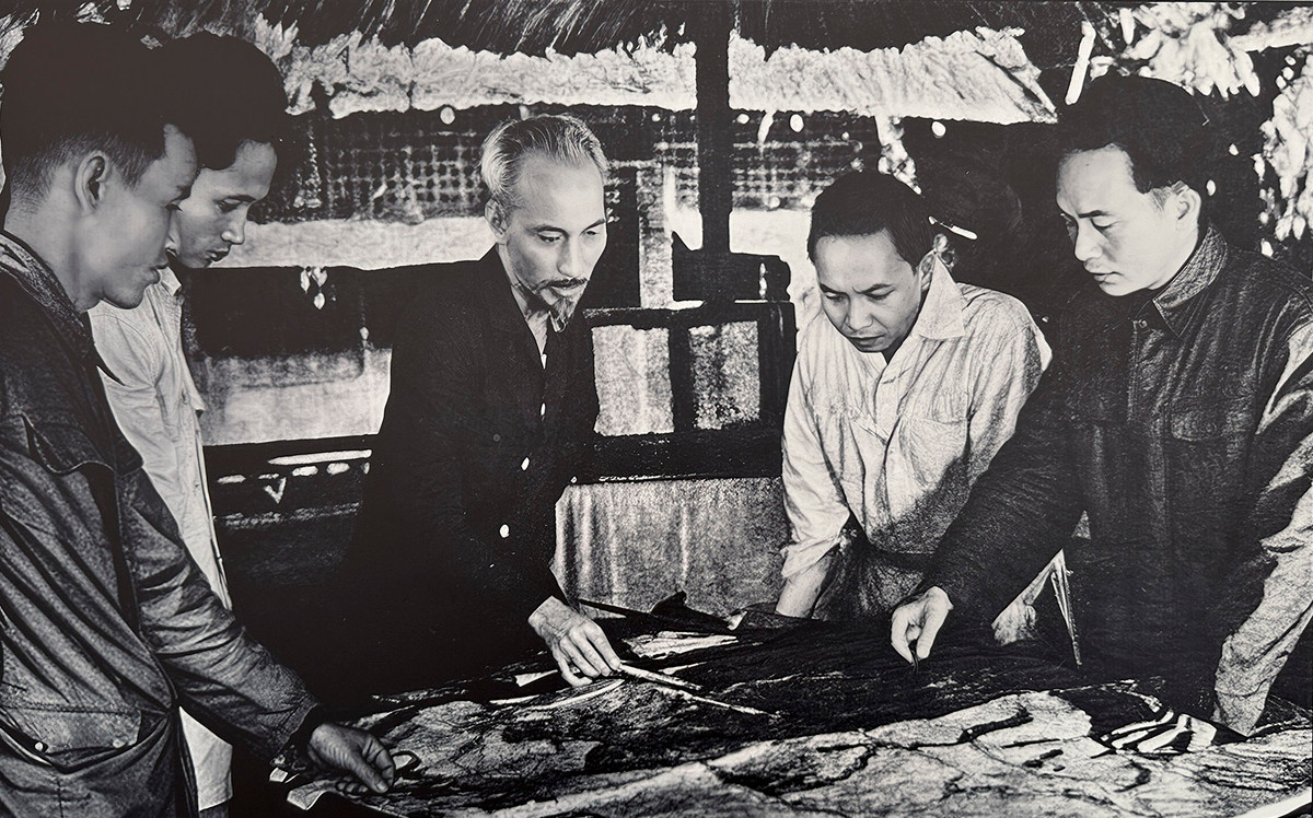 Đây là những hình ảnh được chụp bởi cố Nghệ sỹ nhiếp ảnh (NSNA) Triệu Đại - nguyên phóng viên Báo Quân đội nhân dân - đang được triển lãm tại Bảo tàng Phụ nữ Việt Nam nhân kỷ niệm 70 năm Chiến thắng Điện Biên Phủ (7/5/1954 - 7/5/2024). (Chủ tịch Hồ Chí Minh họp bàn cùng Bộ Chính trị quyết định mở Chiến dịch Trần Đình (mật danh của Chiến dịch Điện Biên Phủ 1953).