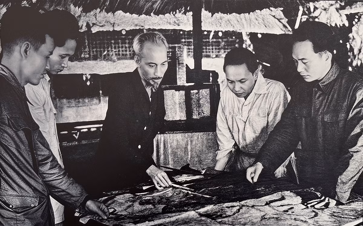 Đây là những hình ảnh được chụp bởi cố Nghệ sỹ nhiếp ảnh (NSNA) Triệu Đại - nguyên phóng viên Báo Quân đội nhân dân - đang được triển lãm tại Bảo tàng Phụ nữ Việt Nam nhân kỷ niệm 70 năm Chiến thắng Điện Biên Phủ (7/5/1954 - 7/5/2024). (Chủ tịch Hồ Chí Minh họp bàn cùng Bộ Chính trị quyết định mở Chiến dịch Trần Đình (mật danh của Chiến dịch Điện Biên Phủ 1953).