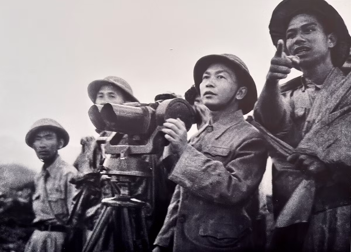 Đại tướng Võ Nguyên Giáp quan sát trung tâm Mường Thanh từ đồi E1, chuẩn bị tổng tiến công đợt 3 của Chiến dịch Điện Biên Phủ.