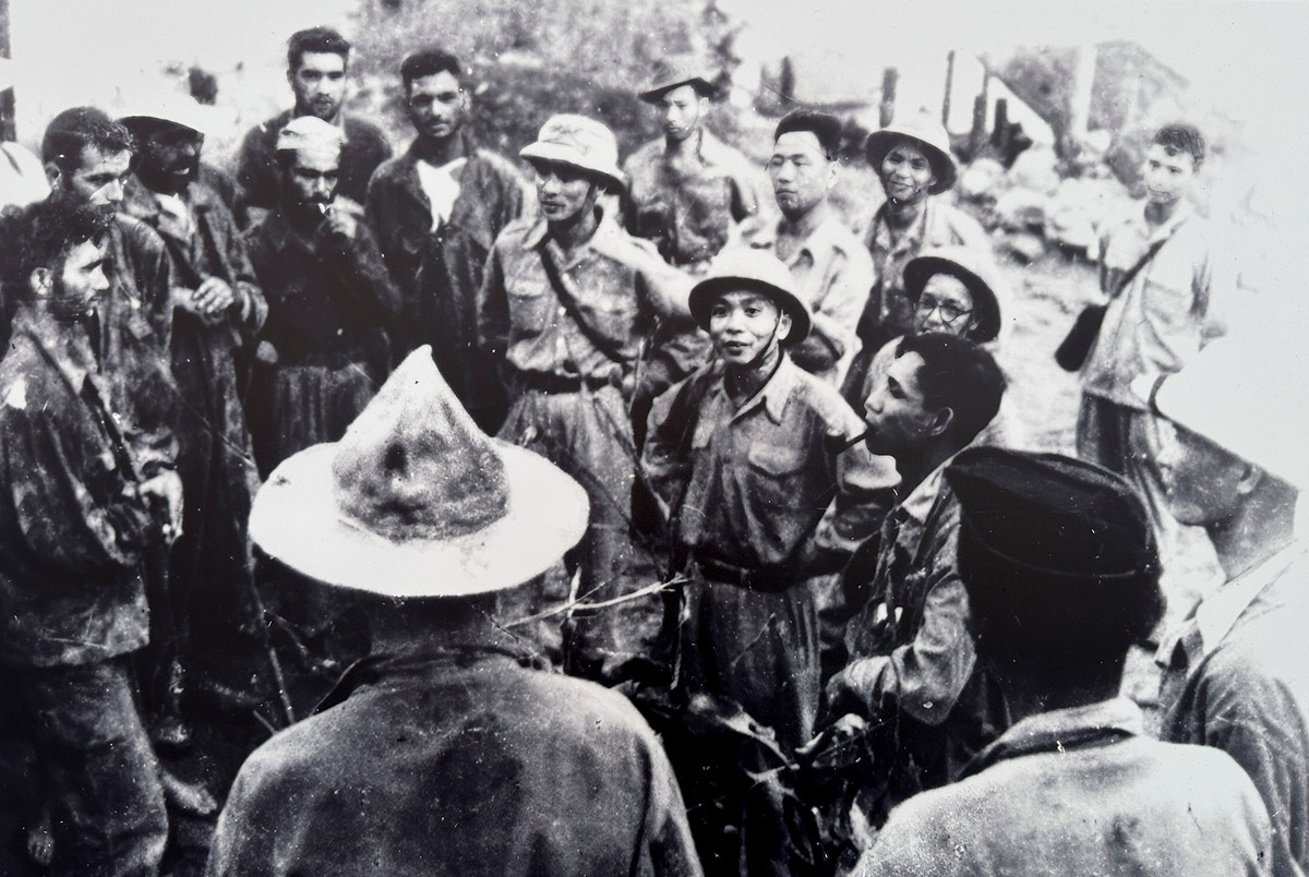 Đại tướng Võ Nguyên Giáp gặp tù binh Pháp ở Thất Khê.