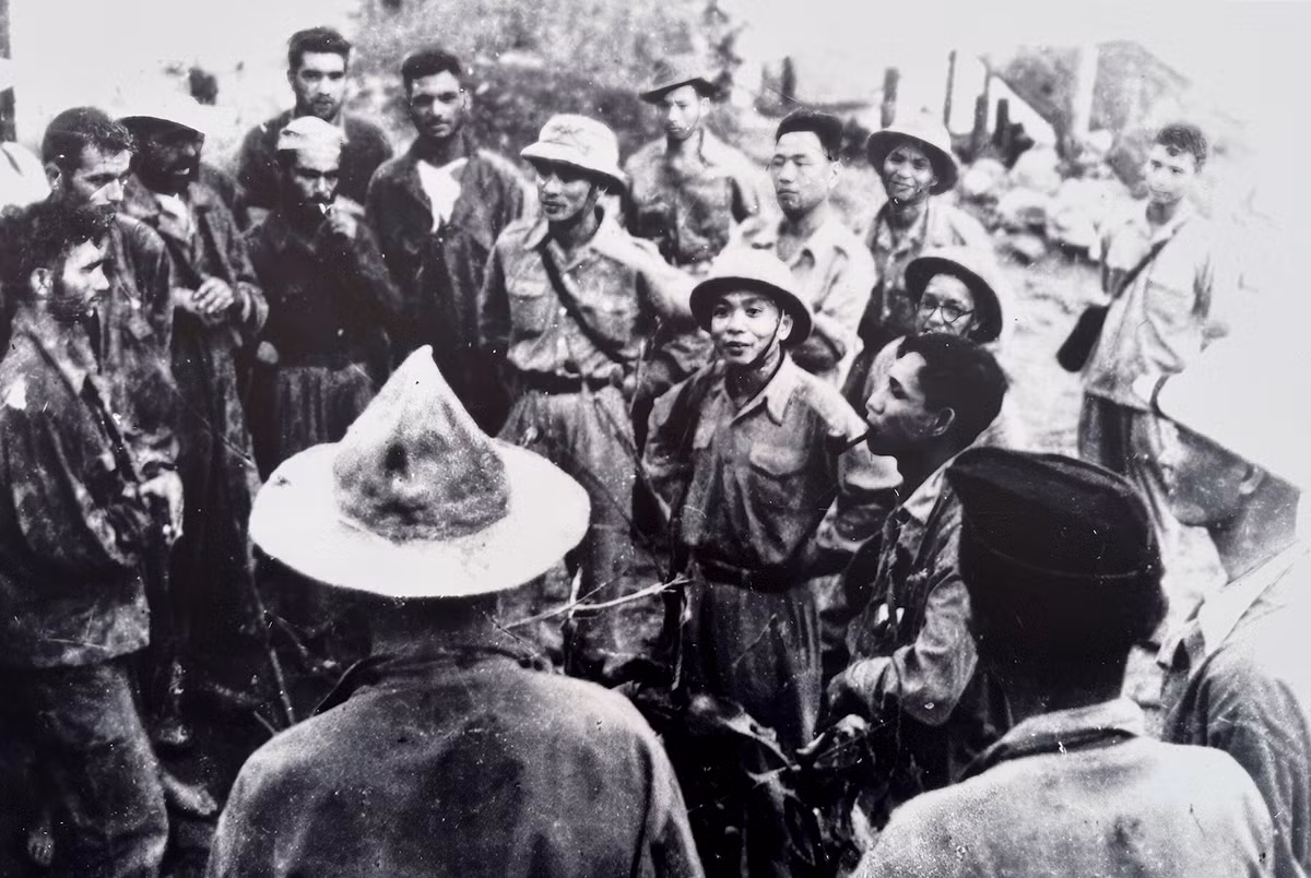 Đại tướng Võ Nguyên Giáp gặp tù binh Pháp ở Thất Khê.