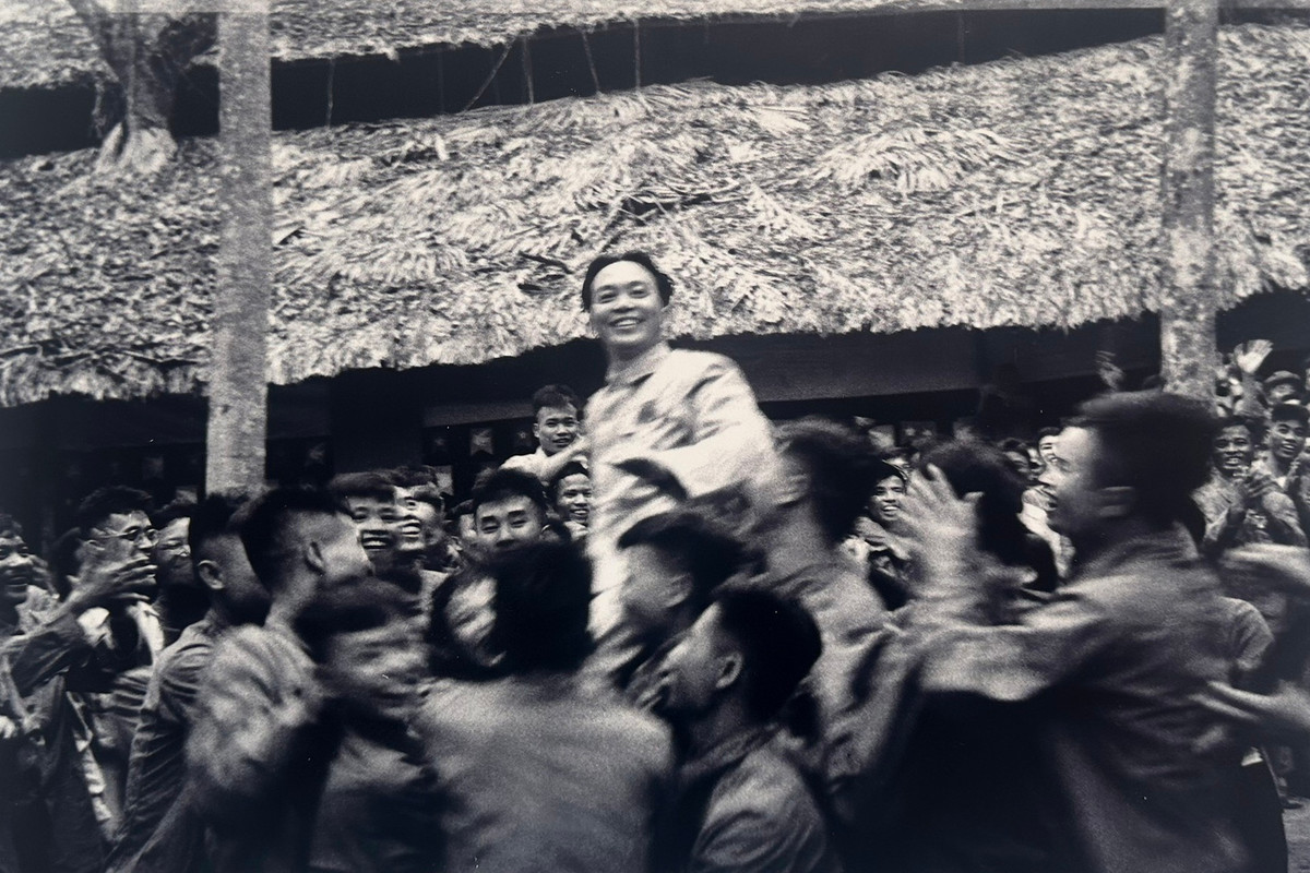 Niềm vui chiến thắng của các chiến sĩ Điện Biên Phủ, mọi người công kênh vị chỉ huy mến yêu.