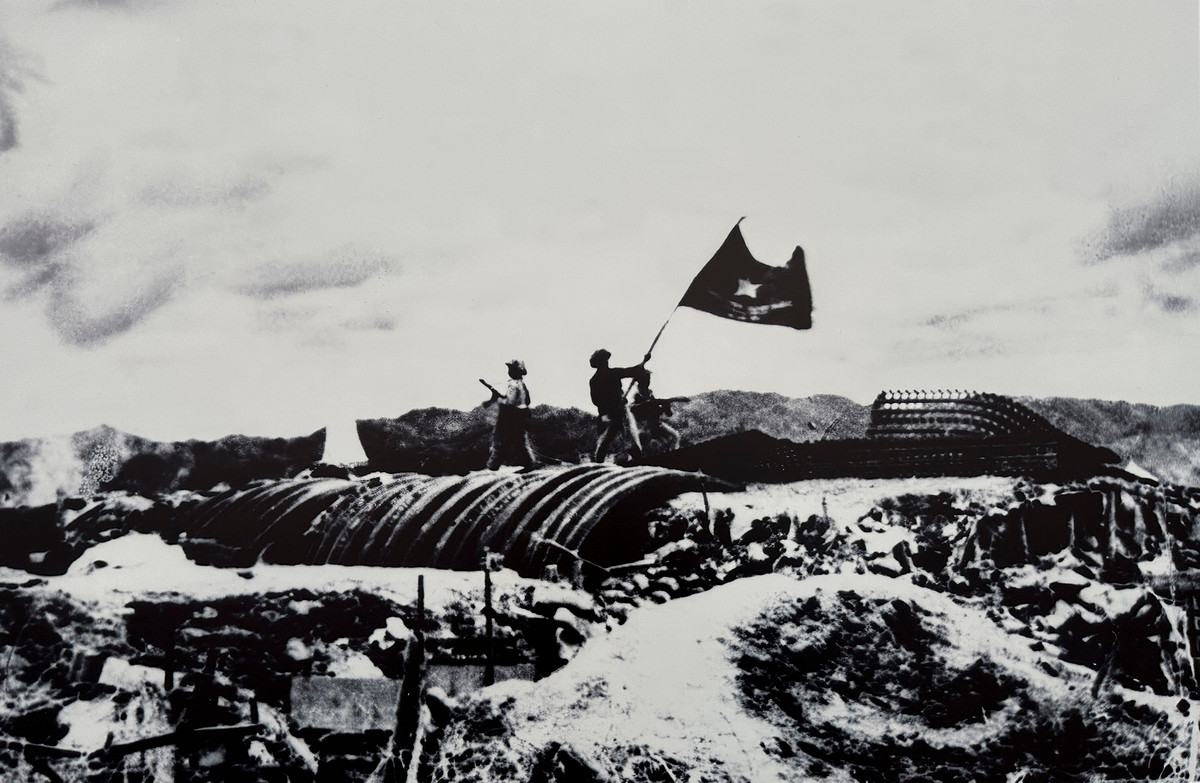 Bộ đội phất cao lá cờ Quyết chiến quyết thắng trên nóc hầm chỉ huy Pháp tại Chiến dịch Điện Biên Phủ.