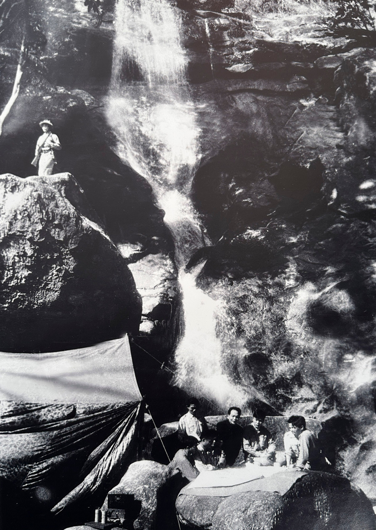 Bộ chỉ huy mặt trận Chiến dịch Điện Biên Phủ họp tại chân thác Mường Phăng quyết định nổ súng ngày 13/3/1954.