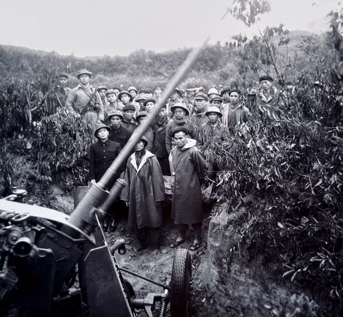 Đại tướng Võ Nguyên Giáp thăm trận địa pháo 37mm sau chiến công bắn rơi máy bay B29 đầu tiên của Pháp.