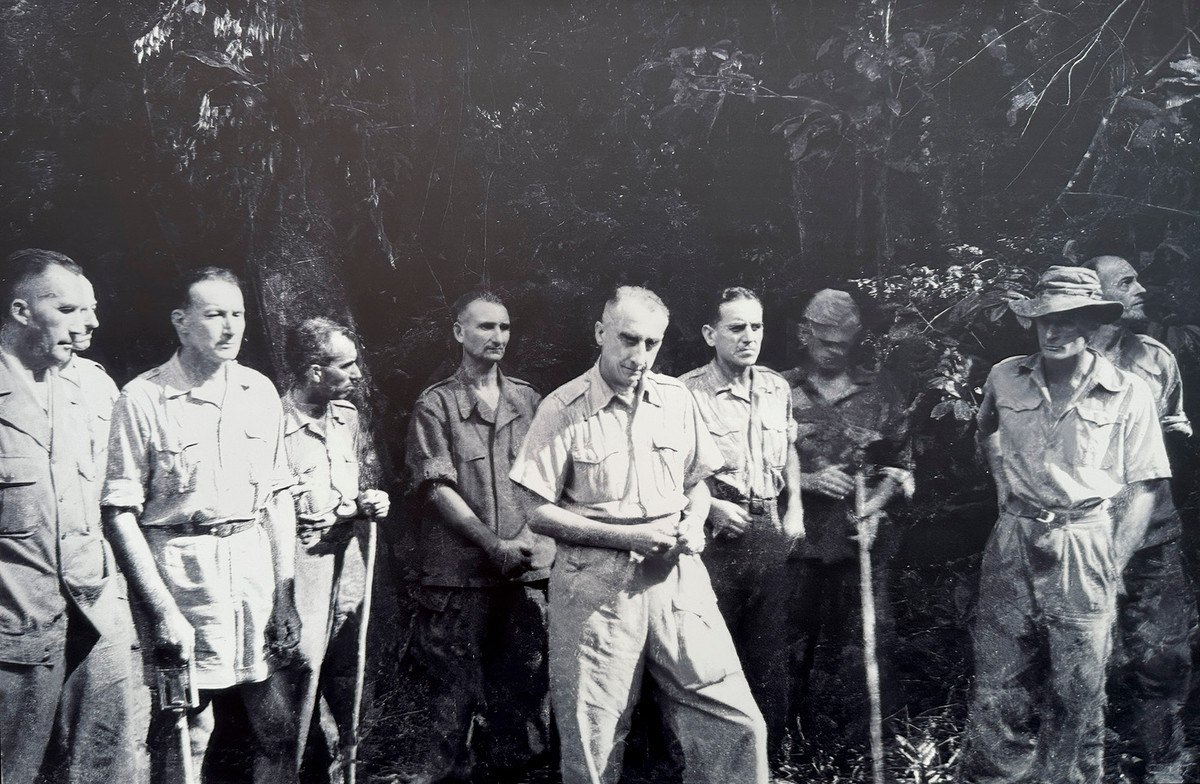 Tướng De Castries và Bộ tham mưu quân đội Pháp ở Điện Biên Phủ bị quân ta bắt sống.