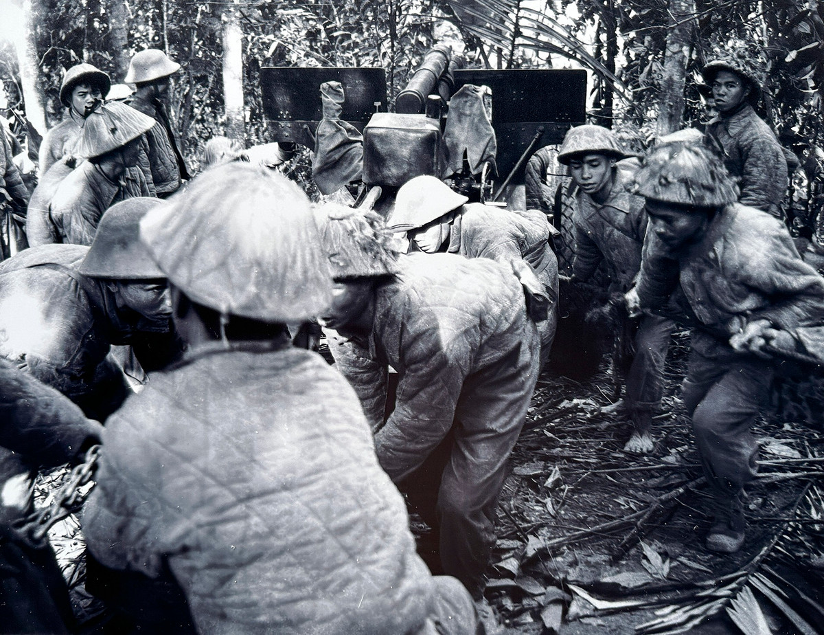 Bộ đội kéo pháo vào hầm pháo.