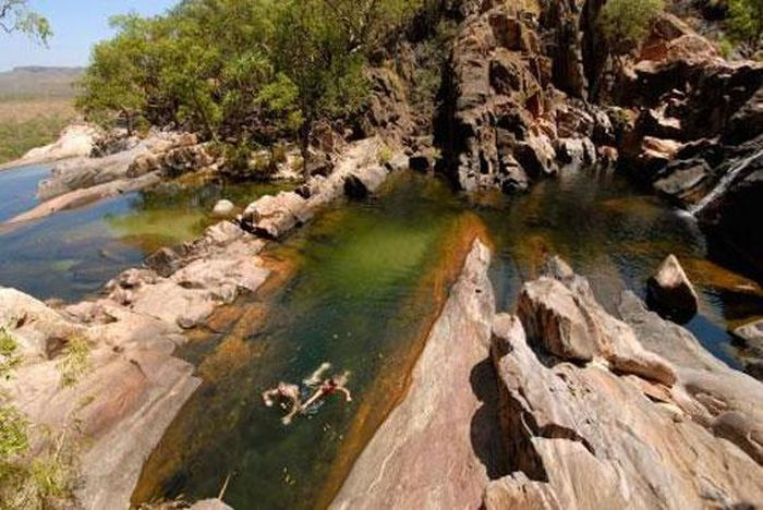 Bể bơi Gunlom Plunge (Darwin, Australia) nằm trong vườn quốc gia Kakadu, du khách có thể vừa bơi vừa ngắm hoàng hôn. Ảnh: Kakaduadventuretours