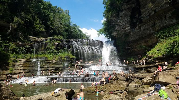 Công viên tiểu bang Cummins Falls (Cookeville, Tennessee) có nhiều bể bơi tự nhiên tuyệt đẹp nằm giữa núi rừng. Ảnh: Thewalkingmermaid