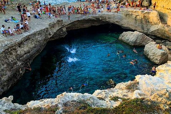 Grotta Della Poesia (Roca Vecchia, Ý) nằm trên bờ biển Adriatic, hồ nước màu ngọc lam này là địa điểm hoàn hảo để vừa ngâm mình thư giãn, vừa ngắm mặt trời ở Địa Trung Hải. Ảnh: Wallpaperflare