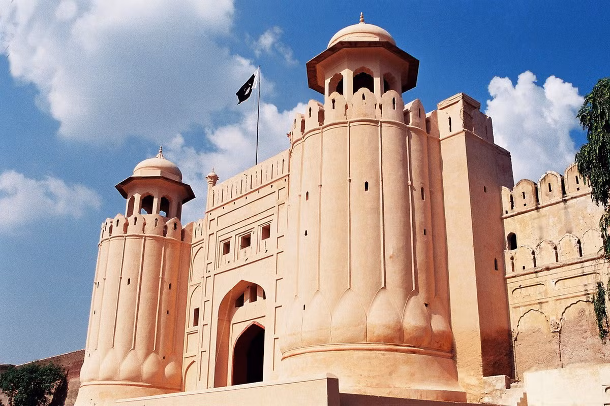 Đến năm 1398, công trình lại một lần nữa bị quân đội của Timur Lenk phá hủy nhưng được xây dựng lại bằng bùn vào năm 1421 bởi Vua Shah Mubark Syed. Ảnh: Pakistani.