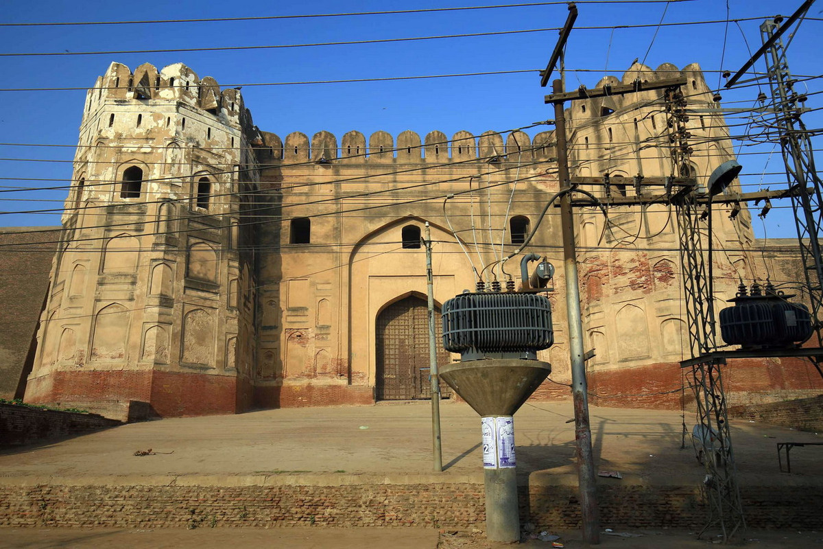 Công trình có hai cổng chính, gồm Cổng Alamgiri hướng ra Nhà thờ Hồi giáo Badshahi và Cổng Masjidi là cổng cũ của Bức tường thành của thành phố. Hiện tại, cổng Alamgiri được sử dụng như là lối vào chính trong khi cổng Masti bị đóng vĩnh viễn. Ảnh: Salman Rashid.